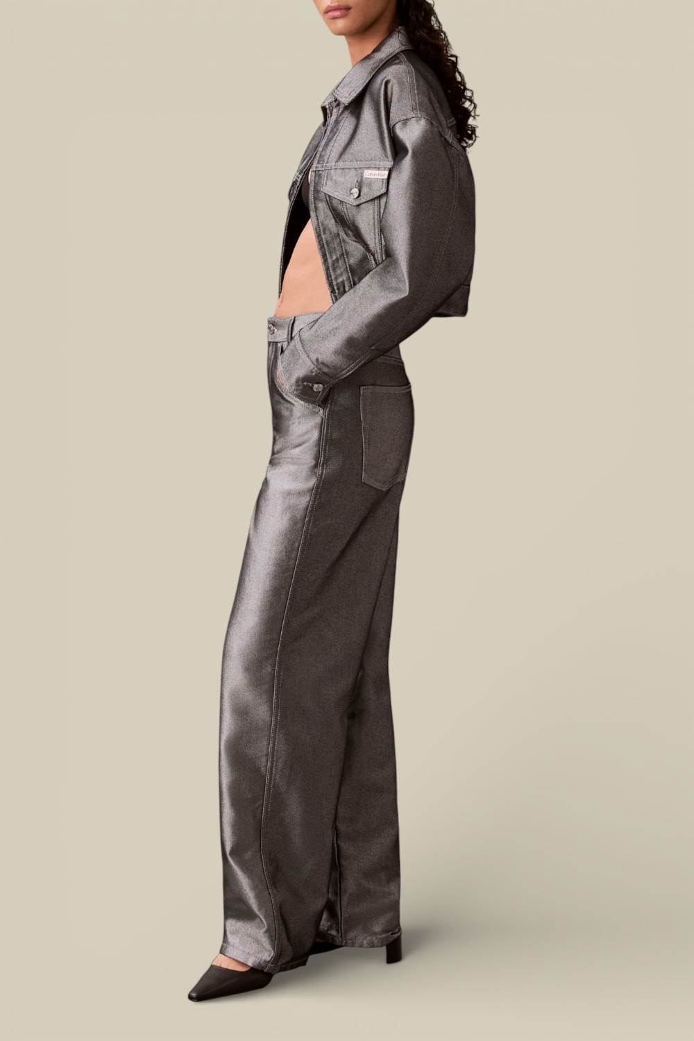 תמונת כל הלוק של מכנסי ג'ינס בגזרה ישרה